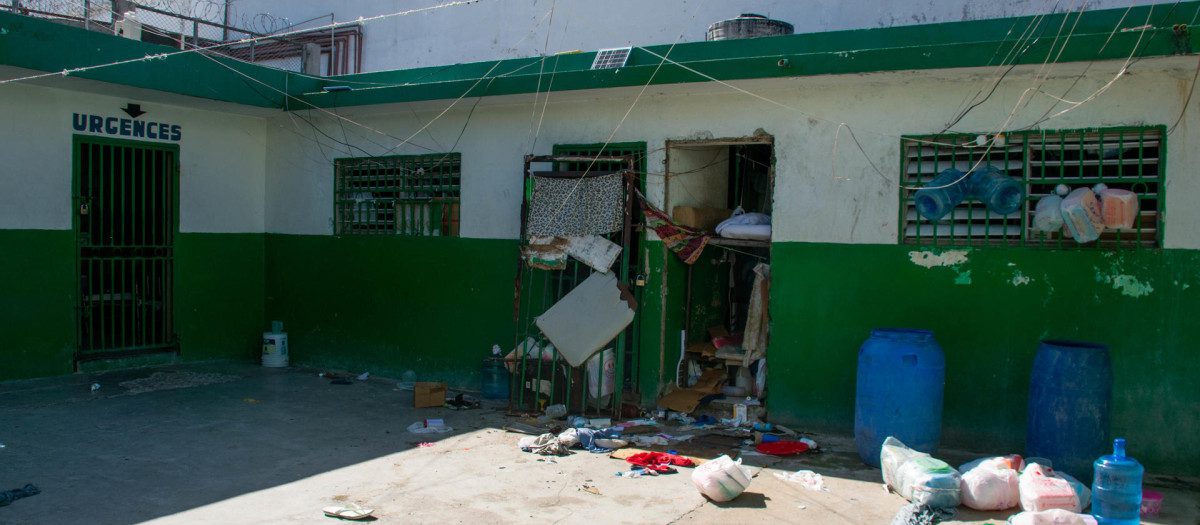 Fotografía del interior de la Penitenciaria Nacional luego del ataque por parte de bandas armadas, este domingo en Puerto Príncipe (Haití). Al menos una decena de personas murió tras el ataque anoche a la prisión civil de Puerto Príncipe por parte de bandas armadas, que habrían liberado a numerosos delincuentes importantes durante su asalto al presidio. EFE/ Siffroy Clarens