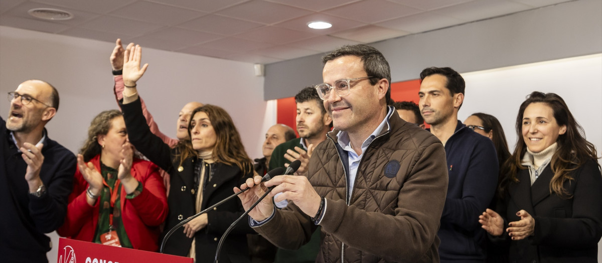 El presidente de la Diputación de Badajoz, Miguel Ángel Gallardo, tras vencer las primarias a la Secretaría General del PSOE de Extremadura, en la sede del PSOE de Extremadura, a 2 de marzo de 2024, en Mérida, Badajoz, Extremadura (España). El candidato a la Secretaría General del PSOE de Extremadura, Miguel Ángel Gallardo, ha ganado las primarias a la Secretaría General del PSOE de Extremadura celebradas este sábado con el 56,2 por ciento de los votos, un total de 4.078 votos. De esta forma, Gallardo sucederá a Guillermo Fernández Vara al frente el PSOE de Extremadura tras haberse impuesto a la candidata Lara Garlito, que ha obtenido en estas primarias 3.105 votos, que suponen el 42,8 por ciento de los sufragios.
02 MARZO 2024;PRIMARIAS;PSOE;GALLARDO;CANDIDATO;POLÍTICO;EXTREMEÑO;EXTREMADURA;
Jorge Armestar / Europa Press
02/3/2024