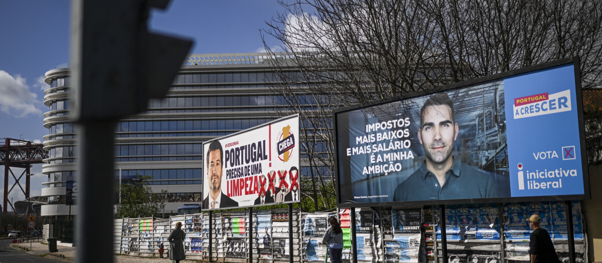 Carteles electorales del partido Chega y del partido Iniciativa Liberal, en Lisboa