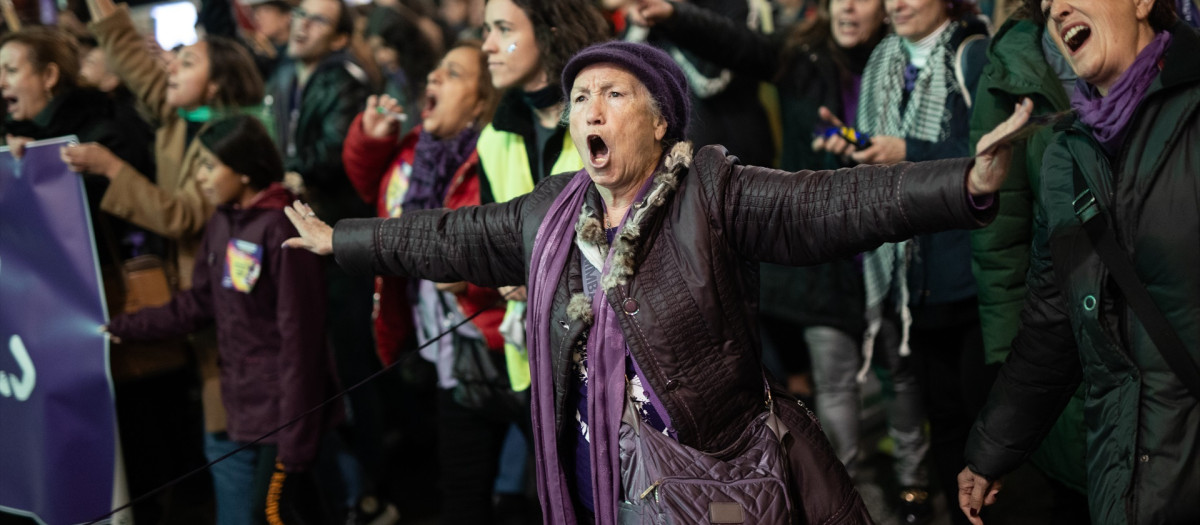 Varias mujeres gritan diferentes consignas, durante una manifestación contra la violencia hacia las mujeres