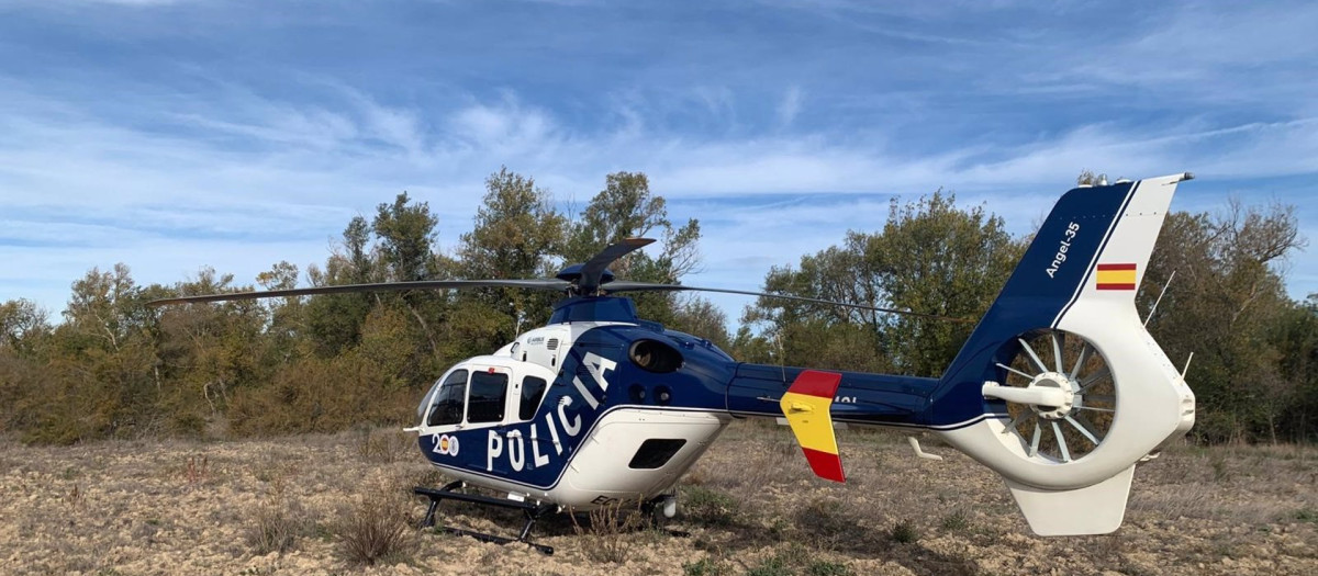 Helicóptero de la Policía Nacional en la zona del Galacho de la Alfranca