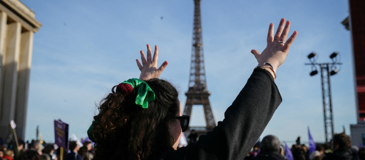 Una feminista celebra la aprobación de la reforma abortista de Emmanuel Macron