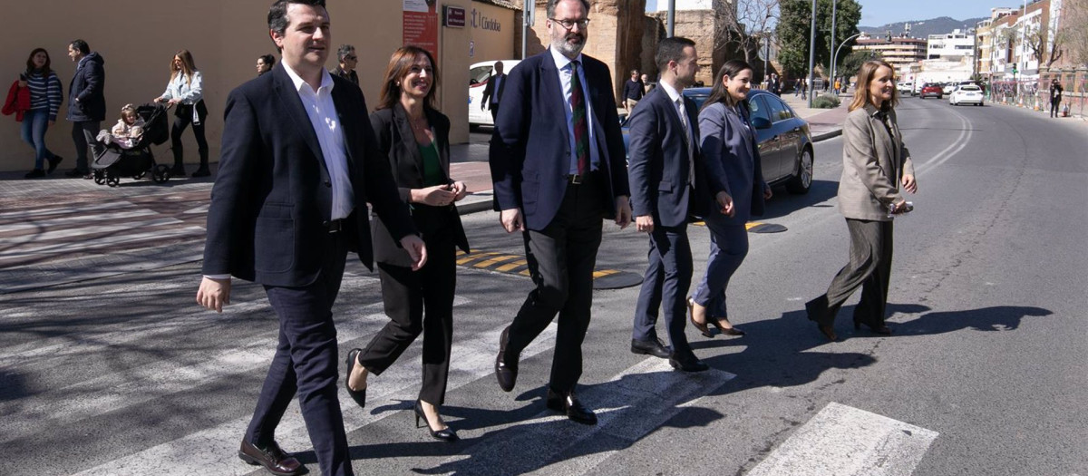 El alcalde de Córdoba, José María Bellido (primero izqda.), y la consejera de Fomento, Articulación del Territorio y Vivienda de la Junta, Rocío Díaz (segunda izqda.), visitan el inicio de obras de la segunda fase de la Ronda del Marrubial.
POLITICA ANDALUCÍA ESPAÑA EUROPA CÓRDOBA
MADERO CUBERO/EUROPA PRESS