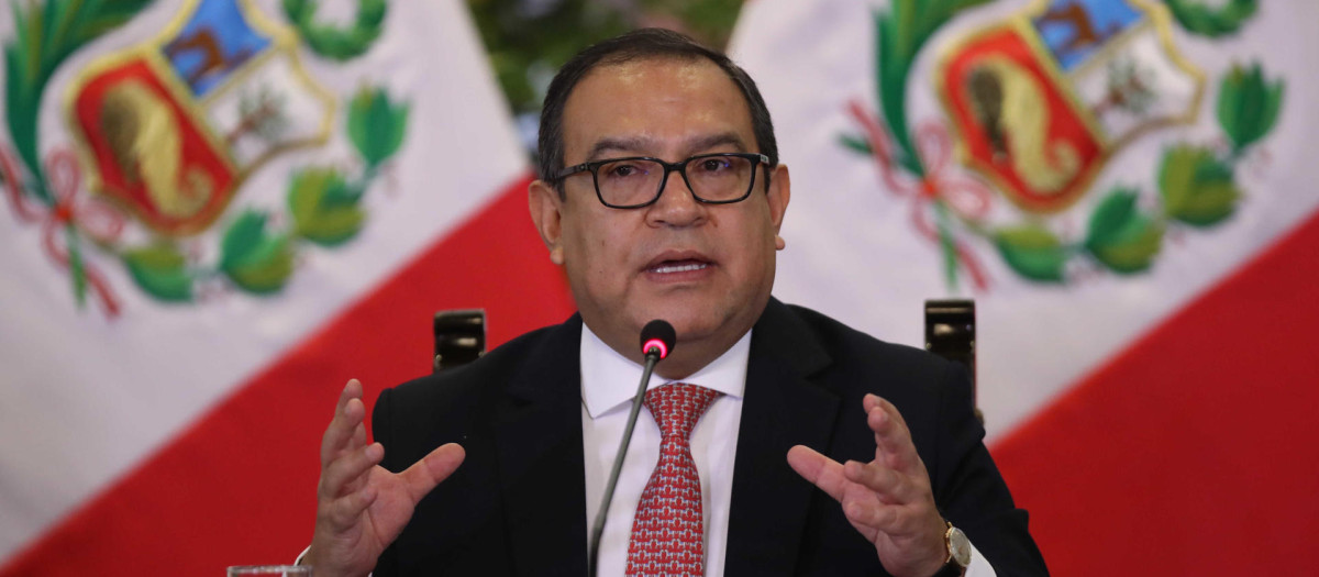 Fotografía de archivo del primer ministro peruano, Alberto Otárola, durante una conferencia de prensa en Lima