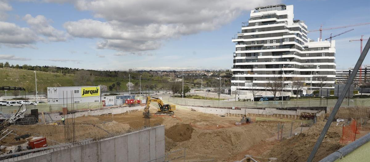 El delegado de Urbanismo, Medio Ambiente y Movilidad, Borja Carabante, ha visitado una de las 25 parcelas cedidas con derechos de superficie