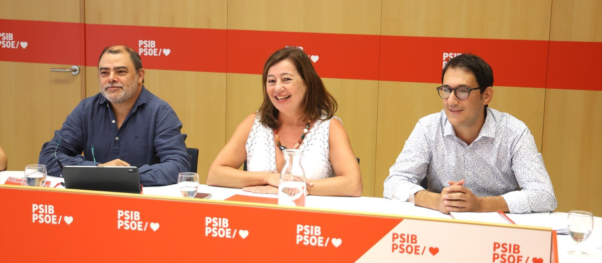 (I-D) El senador electo del PSIB, Cosme Bonet; la secretaria general del PSIB-PSOE y presidenta de la Mesa del Congreso de los Diputados, Francina Armengol, y el portavoz del PSIB en el Parlament, Iago Negueruela, se reúnen con la dirección del Grupo Parlamentario Socialista,  en la sede del PSIB, a 11 de septiembre de 2023, en Palma de Mallorca, Mallorca, Islas Baleares (España). Los socialistas en el Consell de Mallorca han rechazado participar en los actos convocados por el equipo de gobierno este martes, 12 de septiembre, "con la voluntad de sustituir la celebración habitual de la Diada de Mallorca, que desde 2016 se celebra el 31 de diciembre".
11 SEPTIEMBRE 2023;PALMA DE MALLORCA;ARMENGOL;GRUPO PARLAMENTARIO SOCIALISTA
Isaac Buj / Europa Press
(Foto de ARCHIVO)
11/9/2023