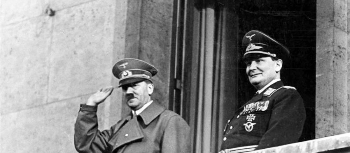 Hitler y Göring saludando desde el balcón de la Cancillería del Reich en 1938