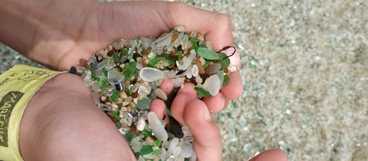 Fragmentos del vidrio que forma la Playa de Silleiro (Pontevedra)