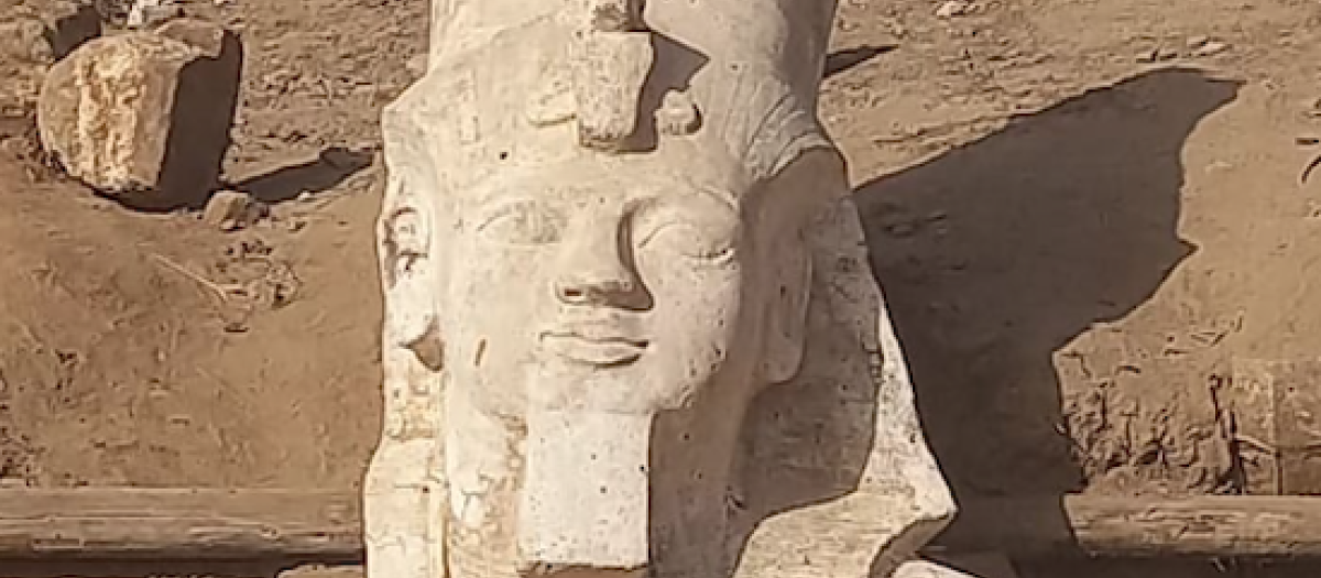 Casi cien años después de encontrar la parte inferior de una estatua de Ramsés II en Hermópolis Magna, una misión arqueológica ha encontrado la parte superior