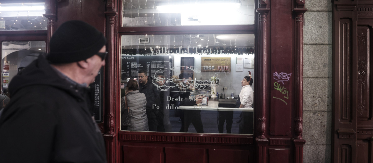 Varias personas en un bar