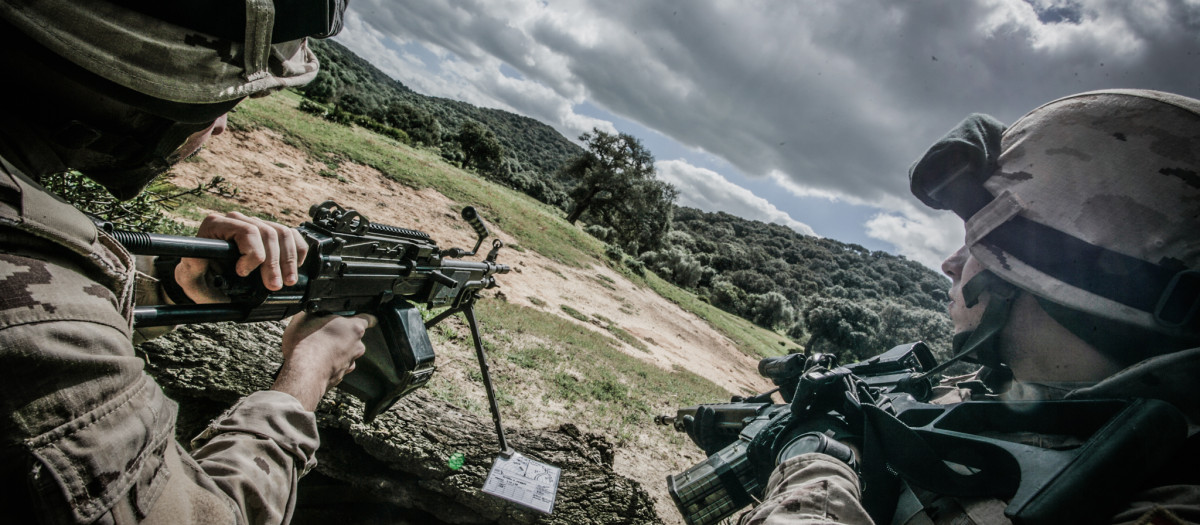 Ejercicios de instrucción de la Armada en el campo de adiestramiento de la Sierra del Retín