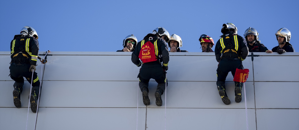 Varios bomberos bajan por la fachada del Hospital Universitario Puerta de Hierro