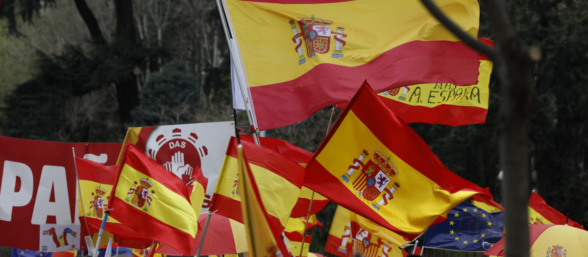 Foros y asociaciones cívicas han convocado este sábado una manifestación en Madrid contra "el deterioro político, institucional y social" de España con el Gobierno del PSOE y a la que se han sumado el PP y Vox.