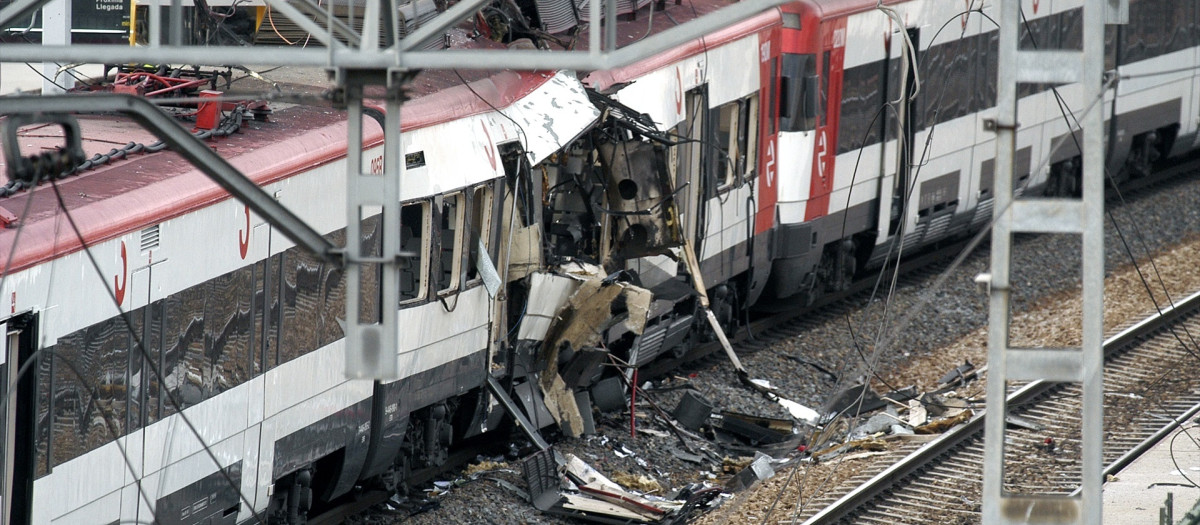 MADRID, ESPAÑA - 11 DE MARZO DE 2004: Altar en honor a las víctimas de los atentados perpetrados por el grupo terrorista AlQaeda en la estación de Atocha de Madrid.
HOMENAJE;SOLIDARIDAD;DOLOR;PÉRDIDA;VÍCTIMAS;MUERTOS;FALLECIDOS;HERIDOS;VIOLENCIA;ATAQUE;TERRORISMO;YIHADISMO;TERRORISMO ISLÁMICO;11M;HISTORIA
Eduardo Parra / Europa Press
(Foto de ARCHIVO)
11/3/2004