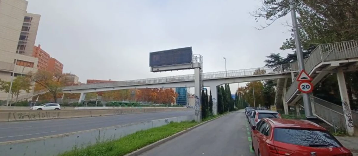 Madrid sustituye la pasarela peatonal a la altura de avenida de Bruselas