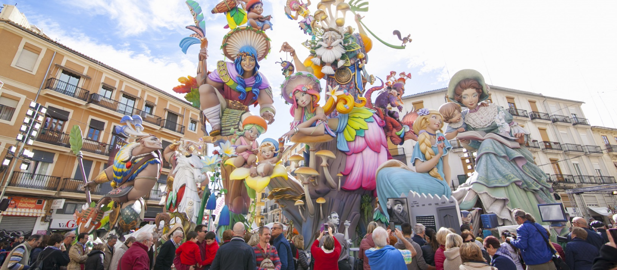 Varios valencianos y turistas, fotografiando una falla