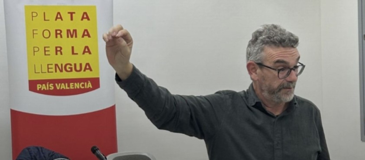 El escritor Xavier Sierra, durante una charla del ciclo de conferencias "Valenciano: emergencia lingüística"