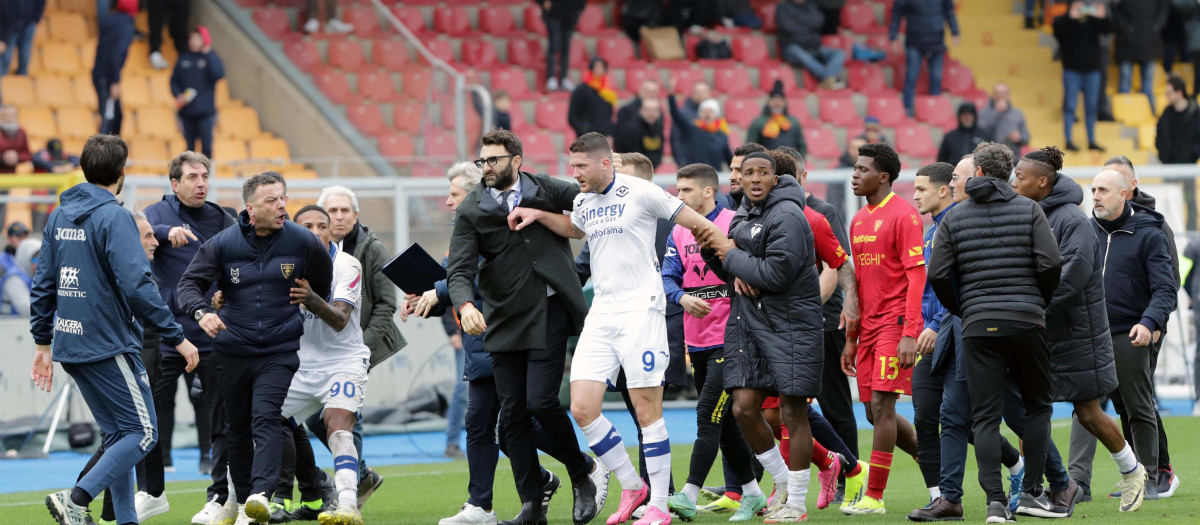 Se desató una trifulca al final del partido entre Lecce y Verona