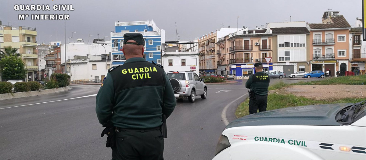 Efectivos de la Guardia Civil en Puente Genil.