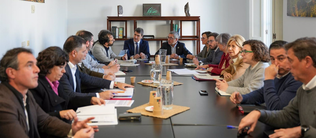 El secretario de Estado de Medio Ambiente, Hugo Morán, durante la reunión con los 14 ayuntamientos del entorno de Doñana