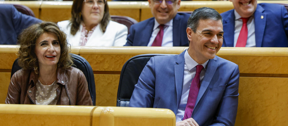 El presidente del Gobierno, Pedro Sánchez (d), y la vicepresidenta primera y ministra de Hacienda, María Jesús Montero