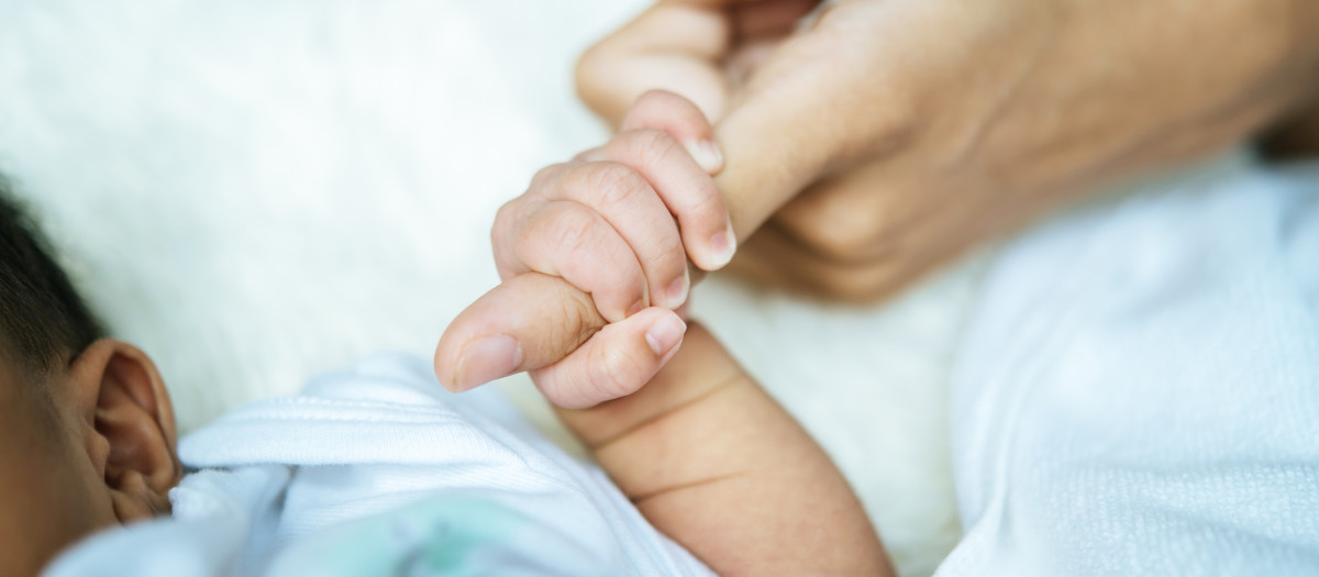 Un bebé agarra a su madre en el hospital