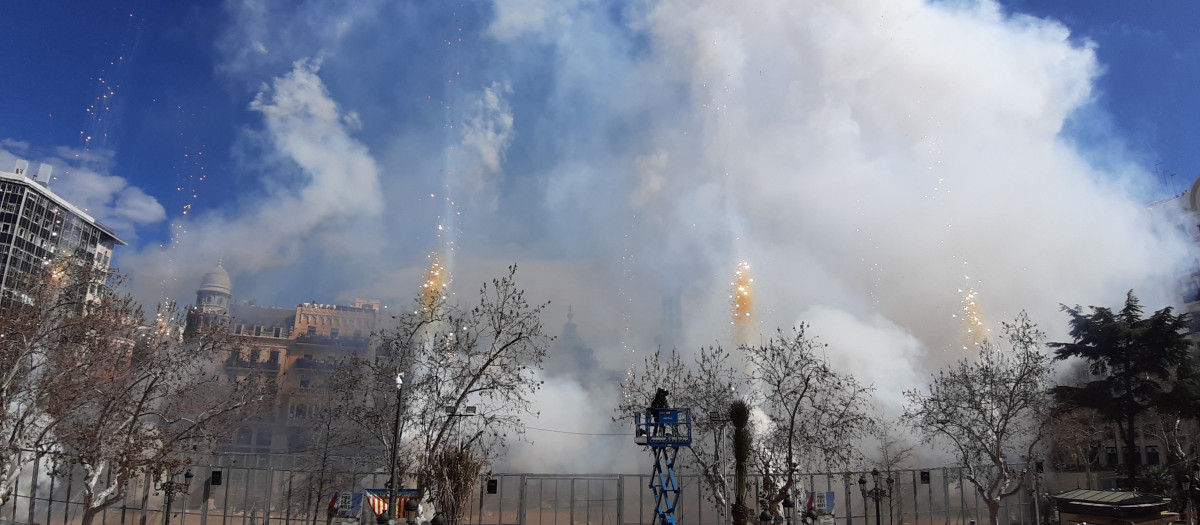 Una mascletà en la Plaza del Ayuntamiento de Valencia durante las Fallas