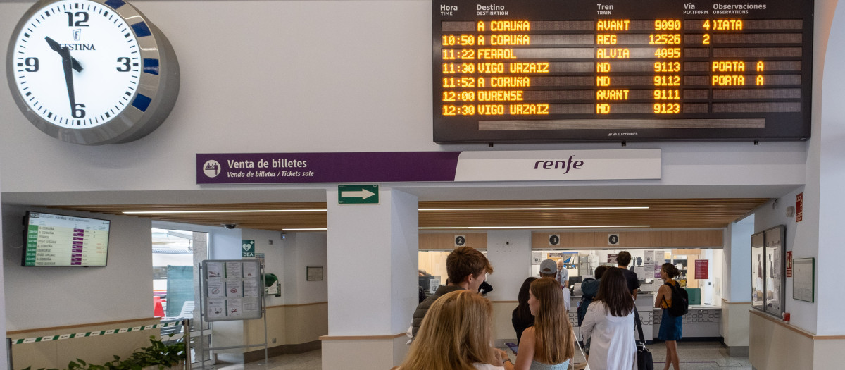 Varias personas hacen cola para adquirir un abono en la estación de tren de Santiago de Compostela