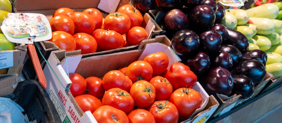 Puestos de alimentos en el Mercado de la Encarnación de Sevilla