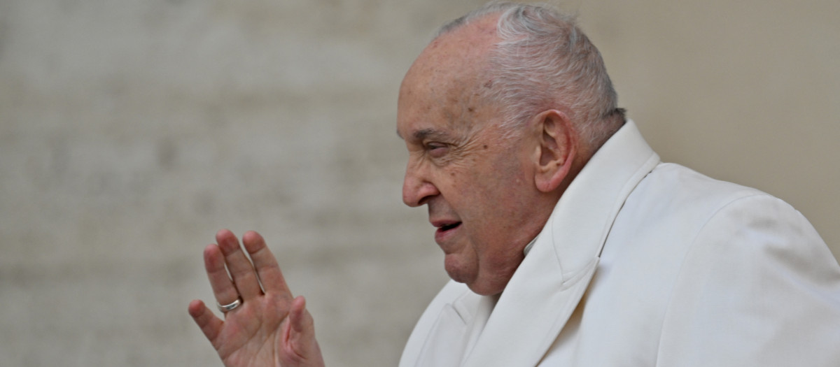 El Papa Francisco, llegando a la audiencia de este miércoles 13 de marzo