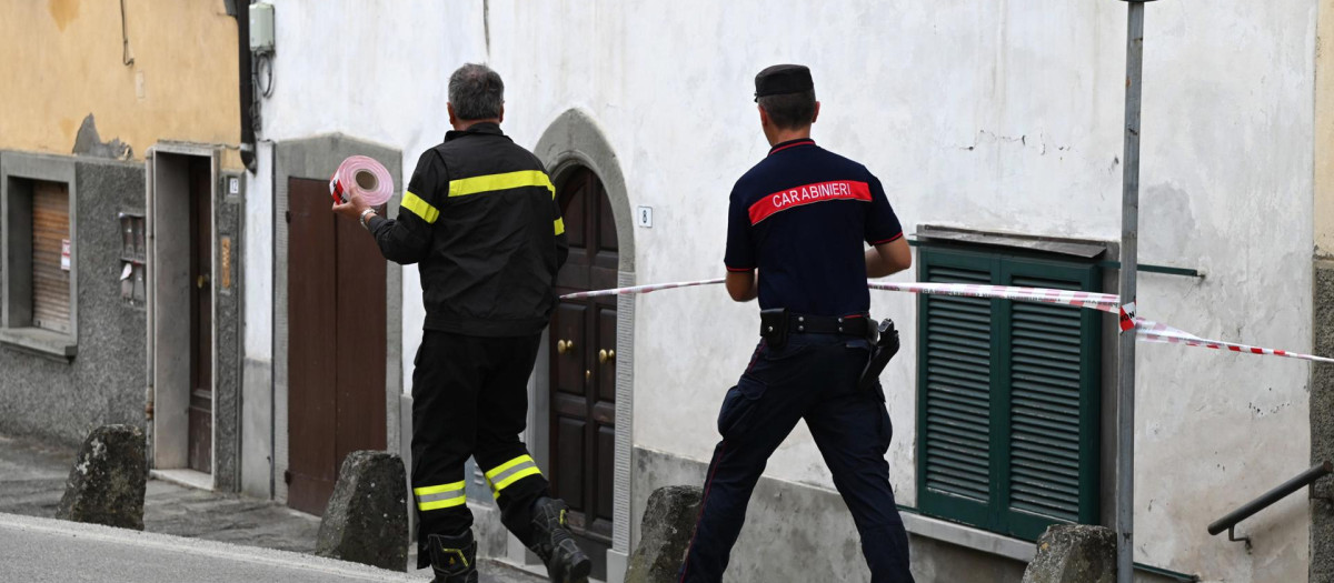 Un bombero italiano y un policía