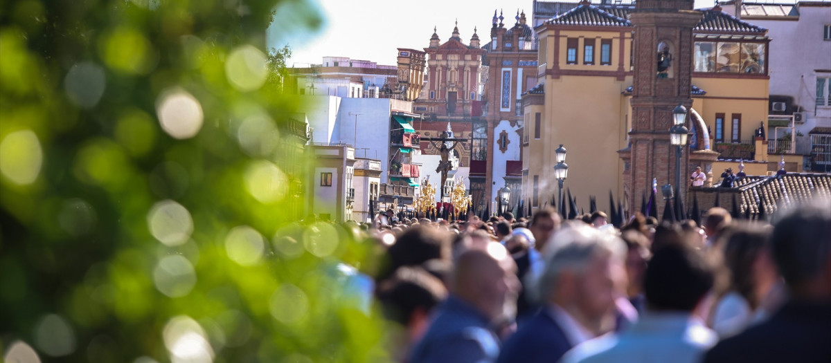 La Hermandad del Cachorro a su paso por el puente de Triana