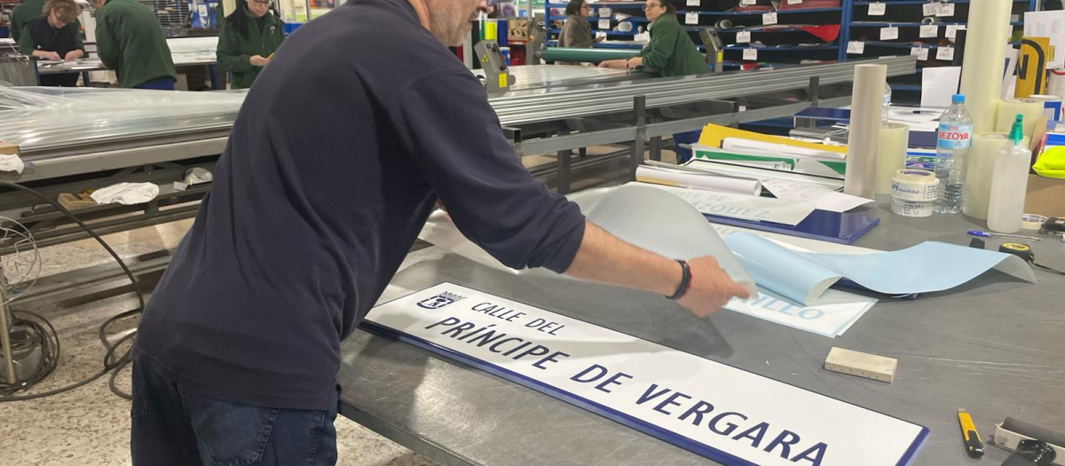 Un trabajador coloca el vinilo sobre la placa del Príncipe de Vergara