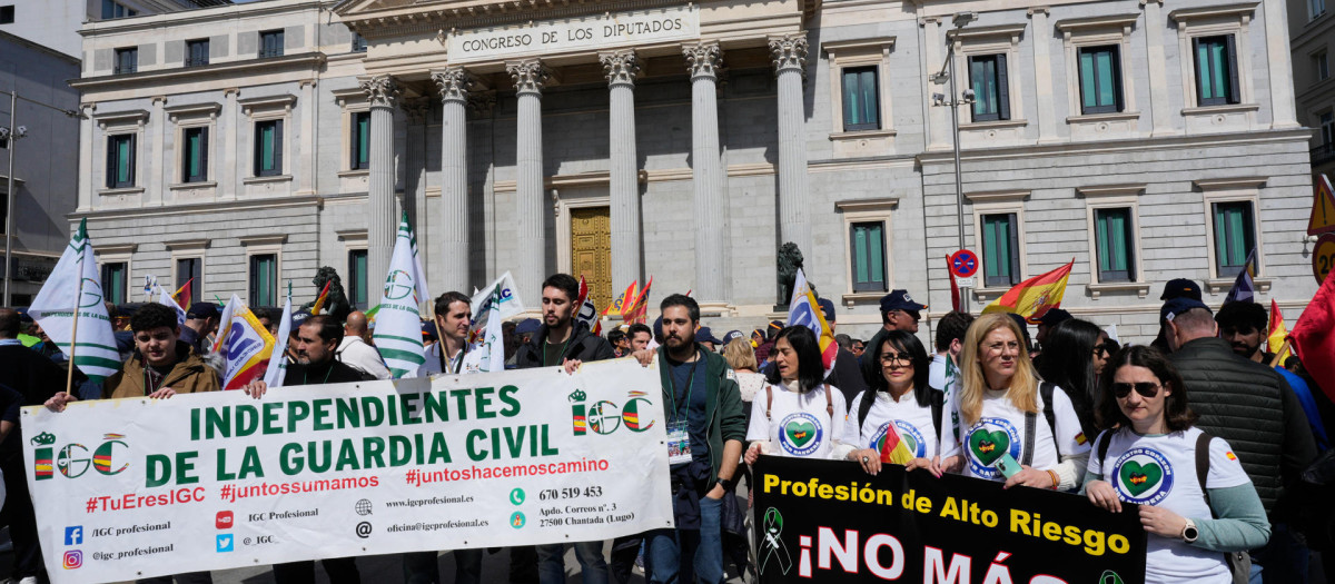 Manifestación en Madrid para pedir la equiparación salarial de los agentes de Policía Nacional y Guardia Civil con el resto de policías