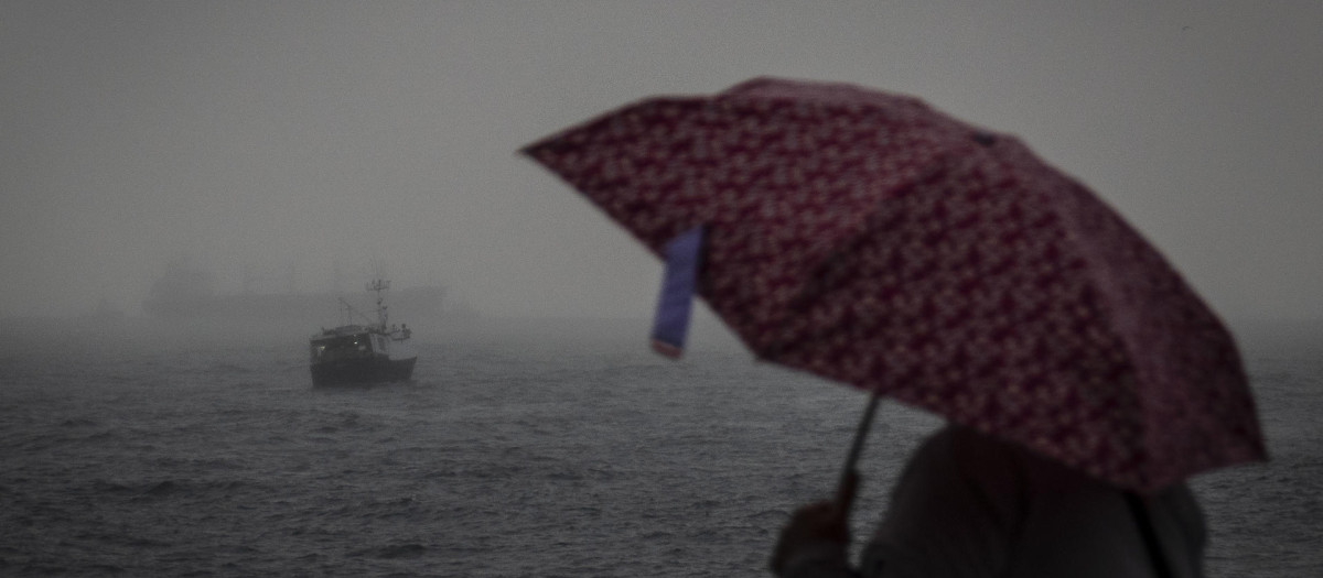 Una mujer observa el mar en San Sebastián