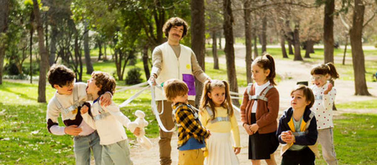 Paseadores de niños se promociona como un servicio de profesionales cualificados que se encargan de sacar a los niños por las zonas verdes de las ciudades