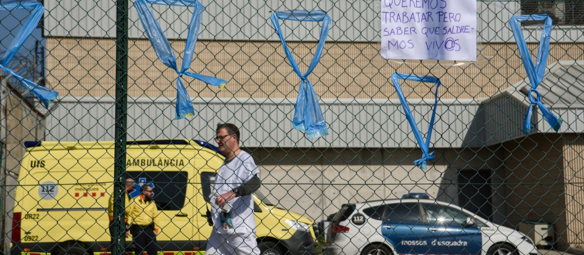 Lazos colgados en una valla durante protestas de funcionarios de prisiones ante la cárcel de Quatre Camins (Barcelona)