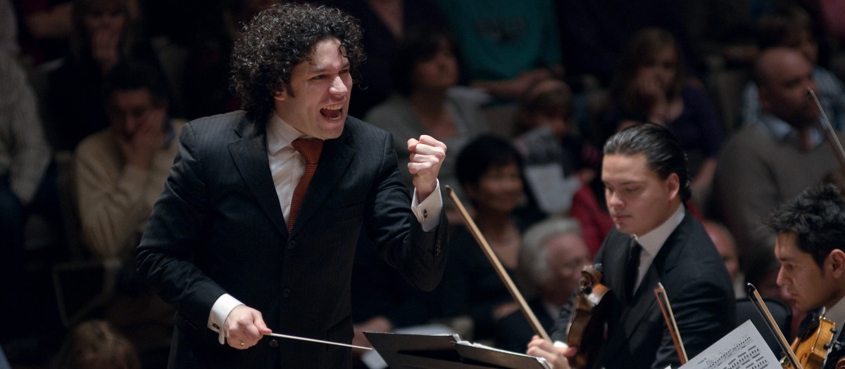 Gustavo Dudamel dirigiendo la Orquesta Simón Bolívar en Londres