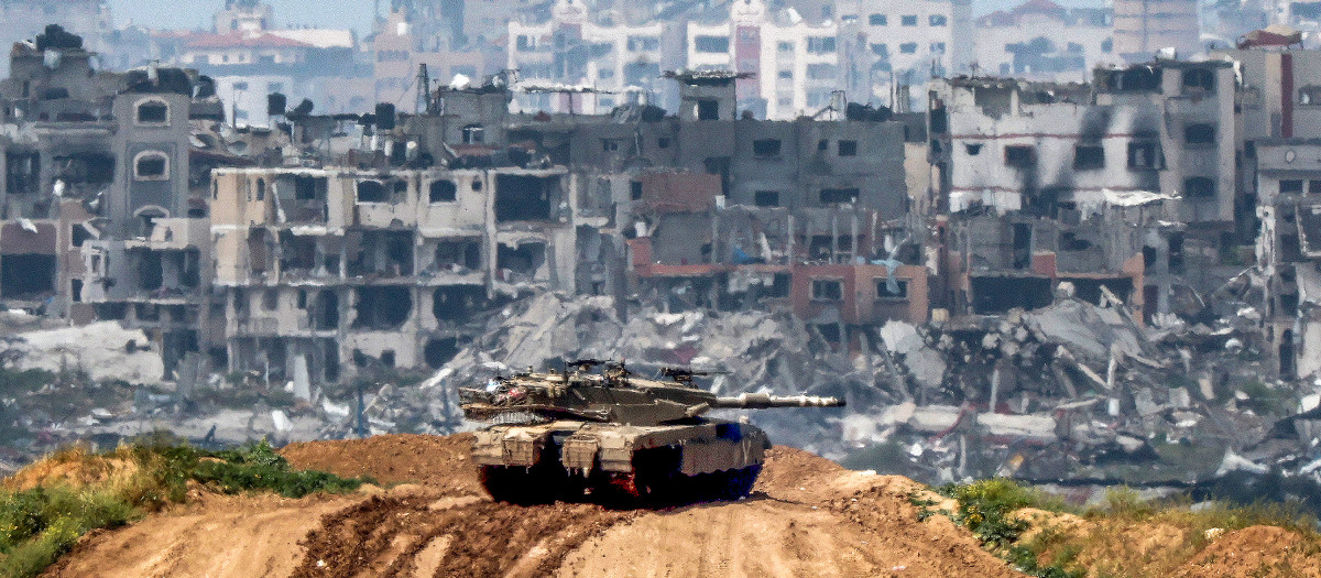 Tanque de batalla del ejército israelí en una posición a lo largo de la frontera con el territorio palestino