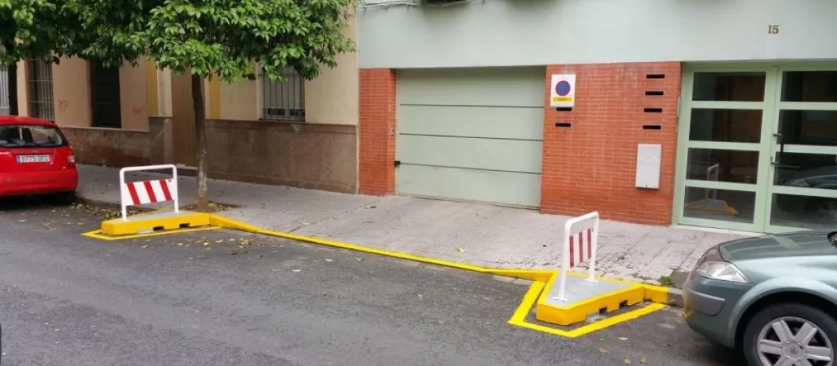 Además de la placa en la pared hay otros elementos que identifican un Vado