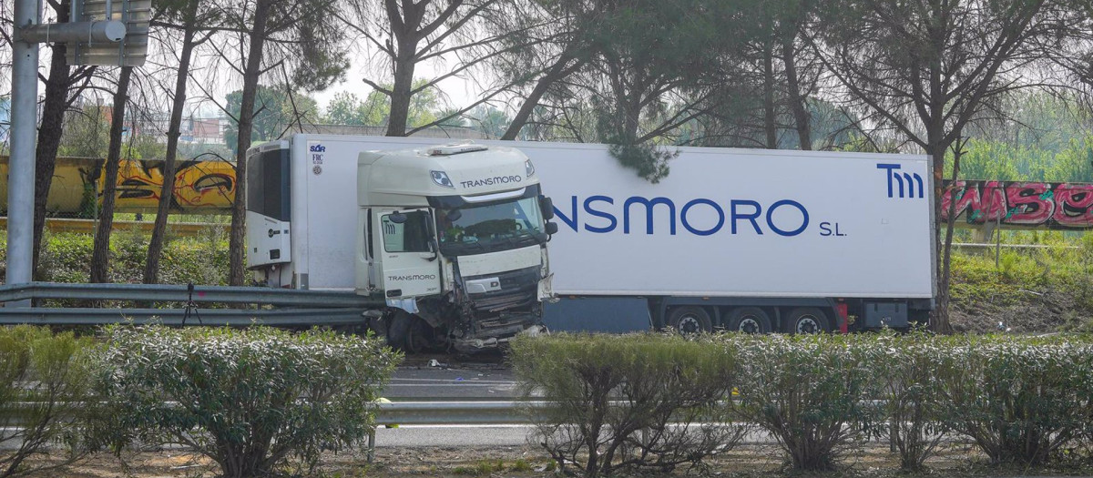 Imagen del camión siniestrado en el accidente mortal en la autovía AP-4 a la altura de Los Palacios