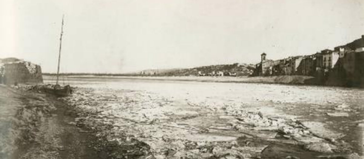 El río Ebro congelado a su paso por Tortosa (Tarragona) en 1981