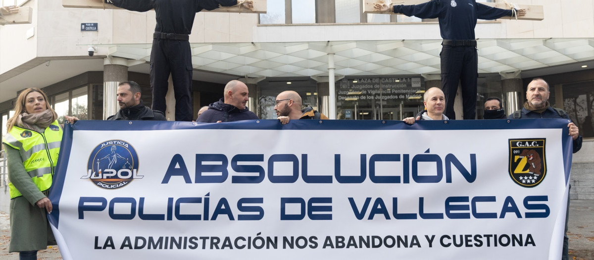 Los policías juzgados han recibido el apoyo de sus compañeros en numerosas ocasiones