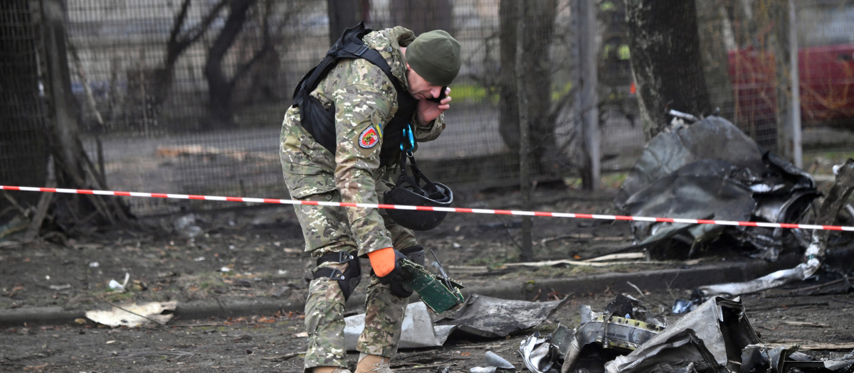 Un soldado ucraniano inspecciona los escombros de un misil ruso derribado en Kiev