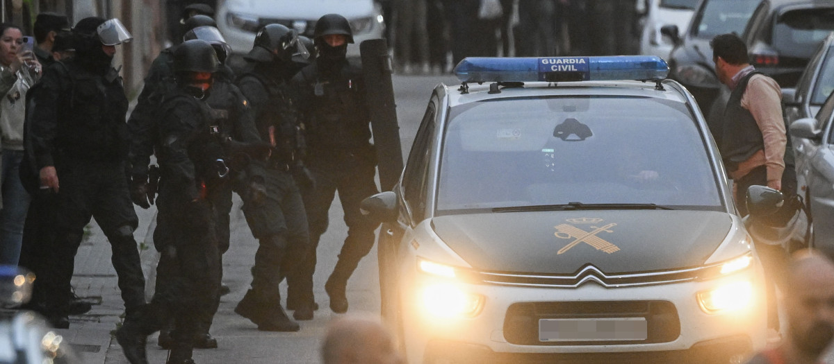LAS GABIAS (GRANADA), 21/03/2024.- La Guardia Civil detiene a un vecino de Las Gabias, Granada, que se había atrincherado en su vivienda con cuatro bombonas de butano, este jueves. La Guardia Civil ha desalojado y detenido al hombre de 66 años atrincherado en su vivienda de Las Gabias (Granada) desde el mediodía de este jueves bajo la amenaza de hacer explosionar cuatro bombonas de butano. El hombre se atrincheró en su casa al mediodía para evitar ser detenido por la Guardia Civil, que fue a arrestarlo por un delito continuado de daños tras las más de 40 denuncias, en su mayoría por acoso, interpuestas por los vecinos. EFE/Miguel Ángel Molina