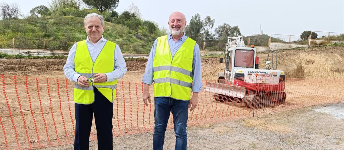 El presidente de la Diputación de Córdoba, Salvador Fuentes (izda.), y el jefe de Producción de Emproacsa, Gabriel Benítez, visitan las obras que se llevan a cabo en Sierra Boyera.
POLITICA ANDALUCÍA ESPAÑA EUROPA CÓRDOBA SOCIEDAD