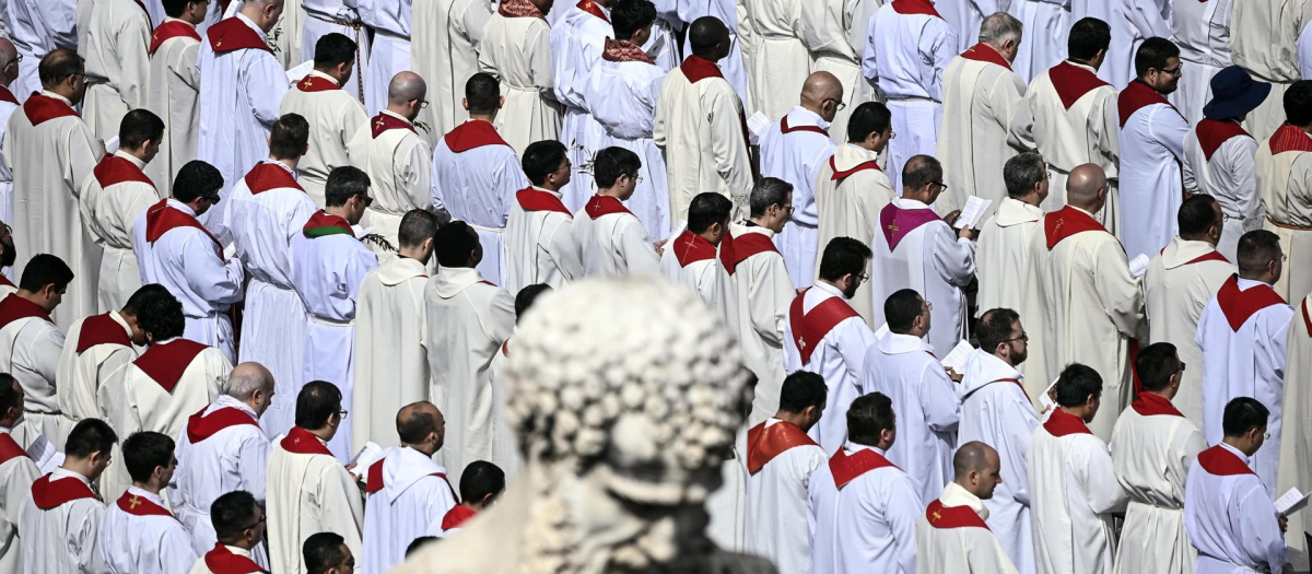 Cardenales y obispos asisten a la Santa Misa del Domingo de Ramos en la Plaza de San Pedro