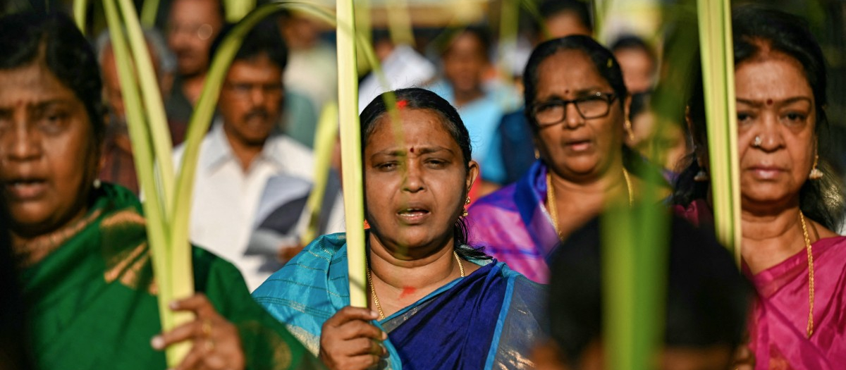 Devotos cristianos participan en una procesión del Domingo de Ramos en Chennai, India.