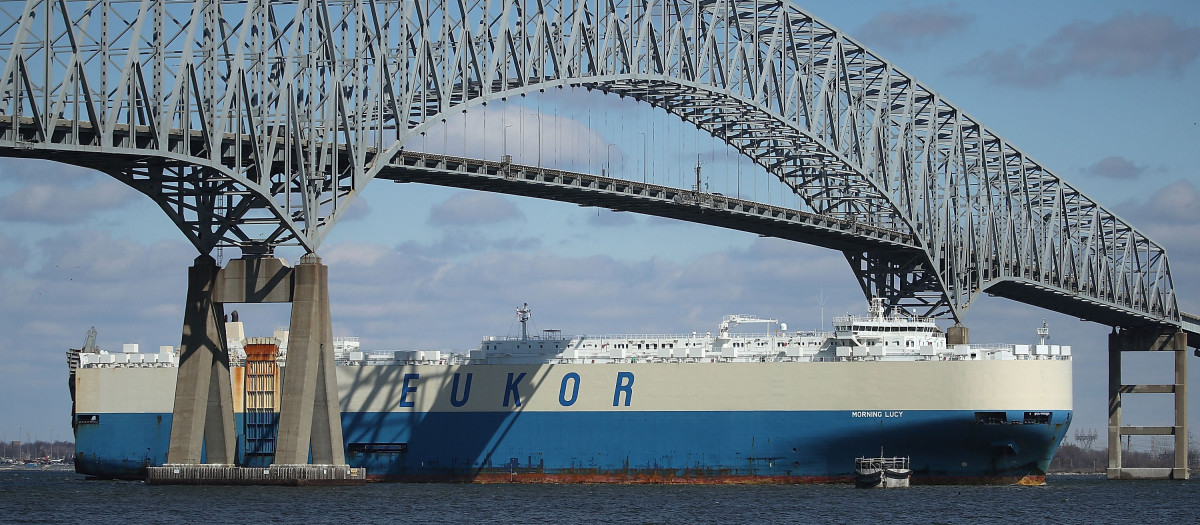 Un buque de carga de salida pasa bajo el puente Francis Scott Key