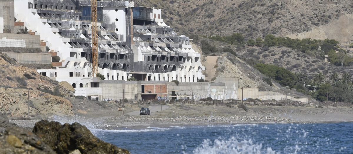 El hotel que empezó a construirse en 2003 en El Algarrobico (Almería)